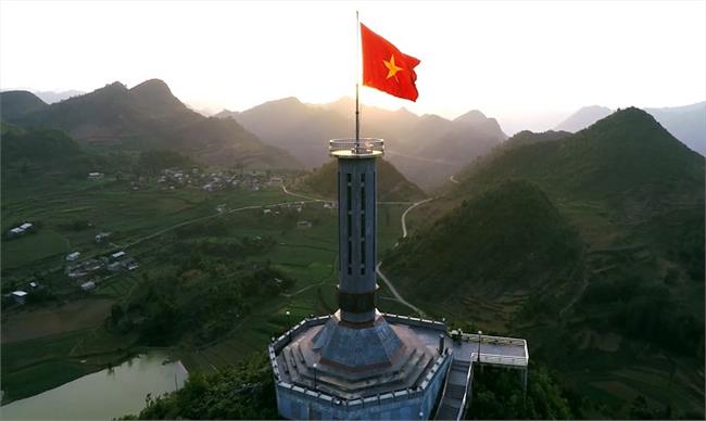 Admiring the beauty of Ha Giang from the northernmost Lung Cu Flag Tower