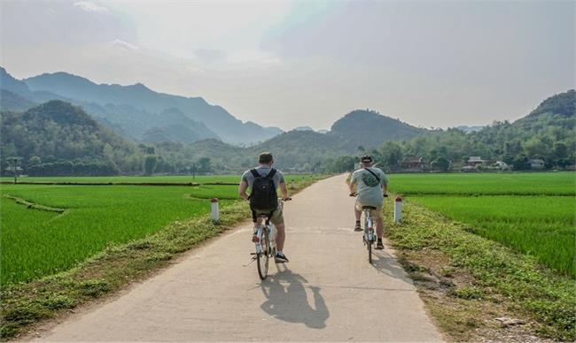 Cycling on the scenic route in Mai Chau