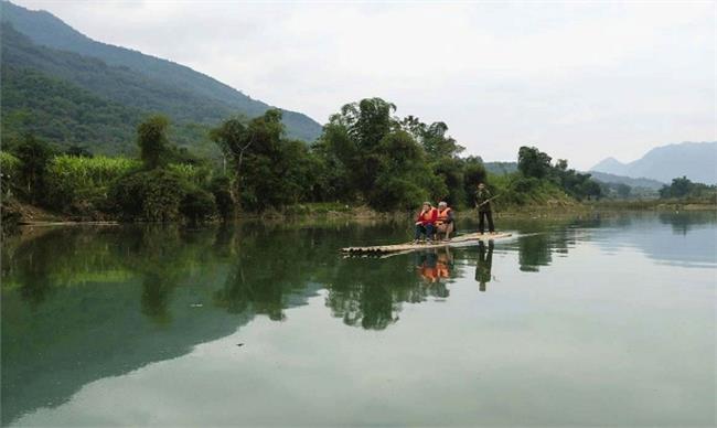Traditional bamboo rafting on Cham River