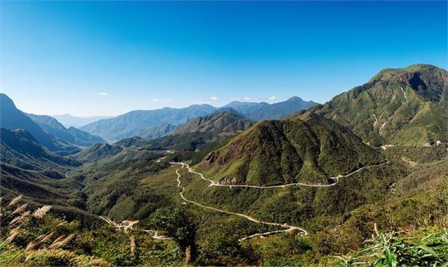 Capture magnificent views from the heavenly Tram Ton Pass